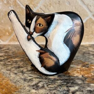 Vintage 1994 Lynda Pleet Grooming Calico Cat Figure Figurine-Signed/Dated